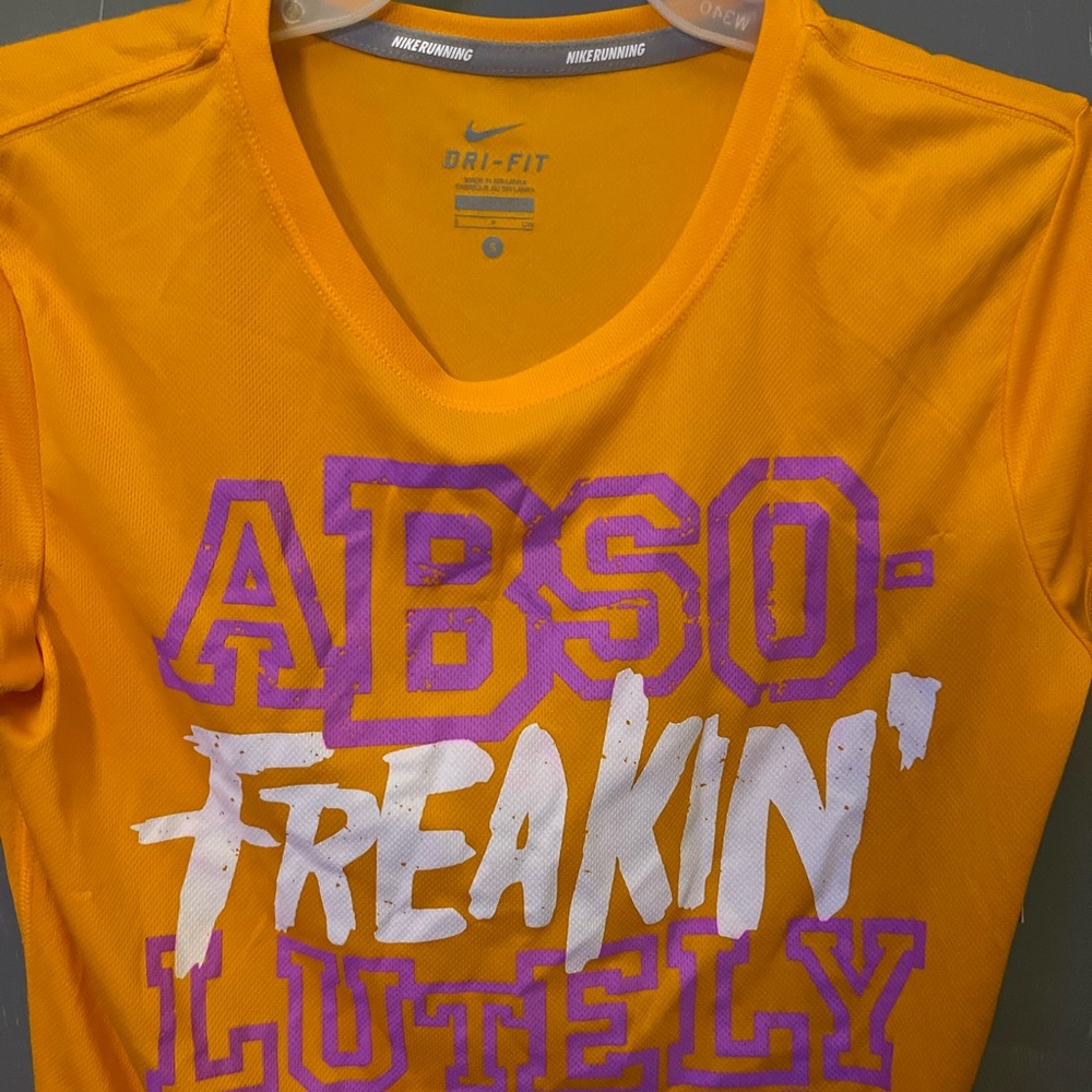 New with tag Nike Women's Running shirt shirt Size Small